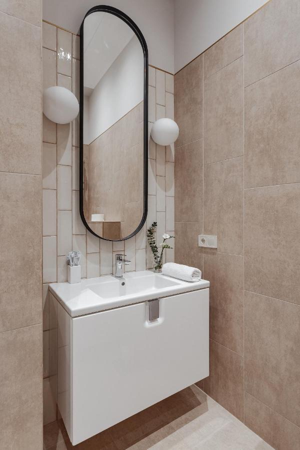 New! Luxury Apartment In The Center Of Odessa Overlooking Deribasovskaya Str. Low Price! Экстерьер фото