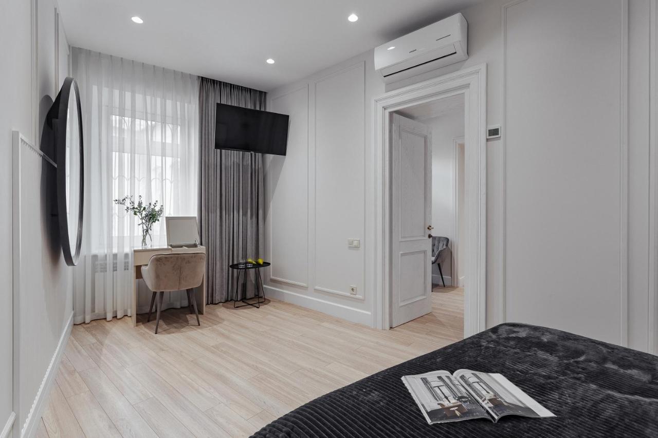 New! Luxury Apartment In The Center Of Odessa Overlooking Deribasovskaya Str. Low Price! Экстерьер фото